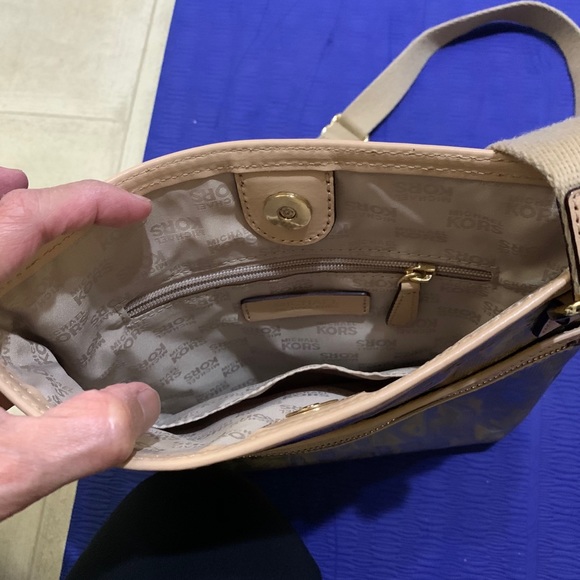 Michael Kors Shoulder Bag 🎀 - Picture 2 of 3